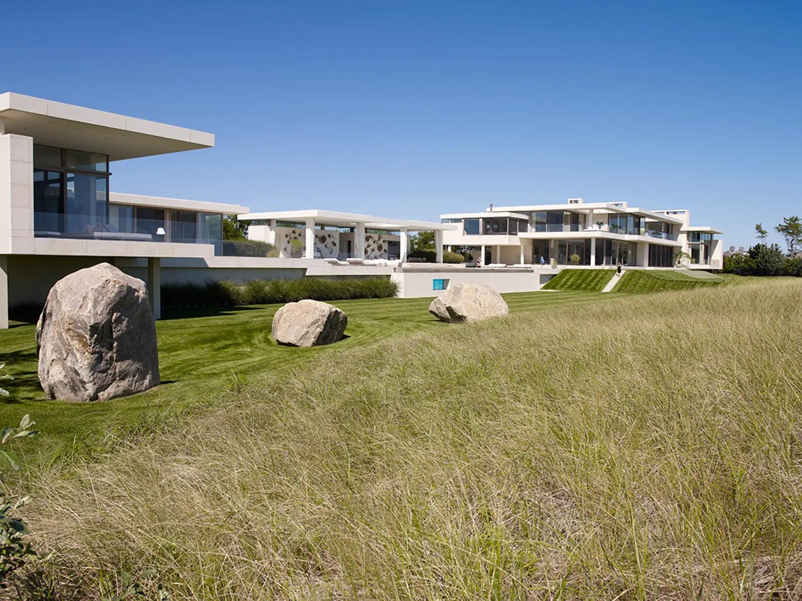 Residence in Southampton, Sawyer Berson, modern beach houses, Kelly Behun, contemporary Hamptons architecture
