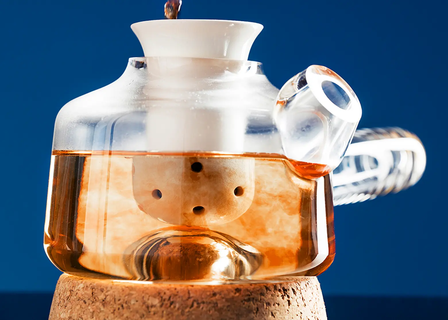 Nikolo Kerimov, minimal teapot, Upon-tea, glass, ceramic, cork, Finnish design, Aalto University, glazed teapot, tea preparation