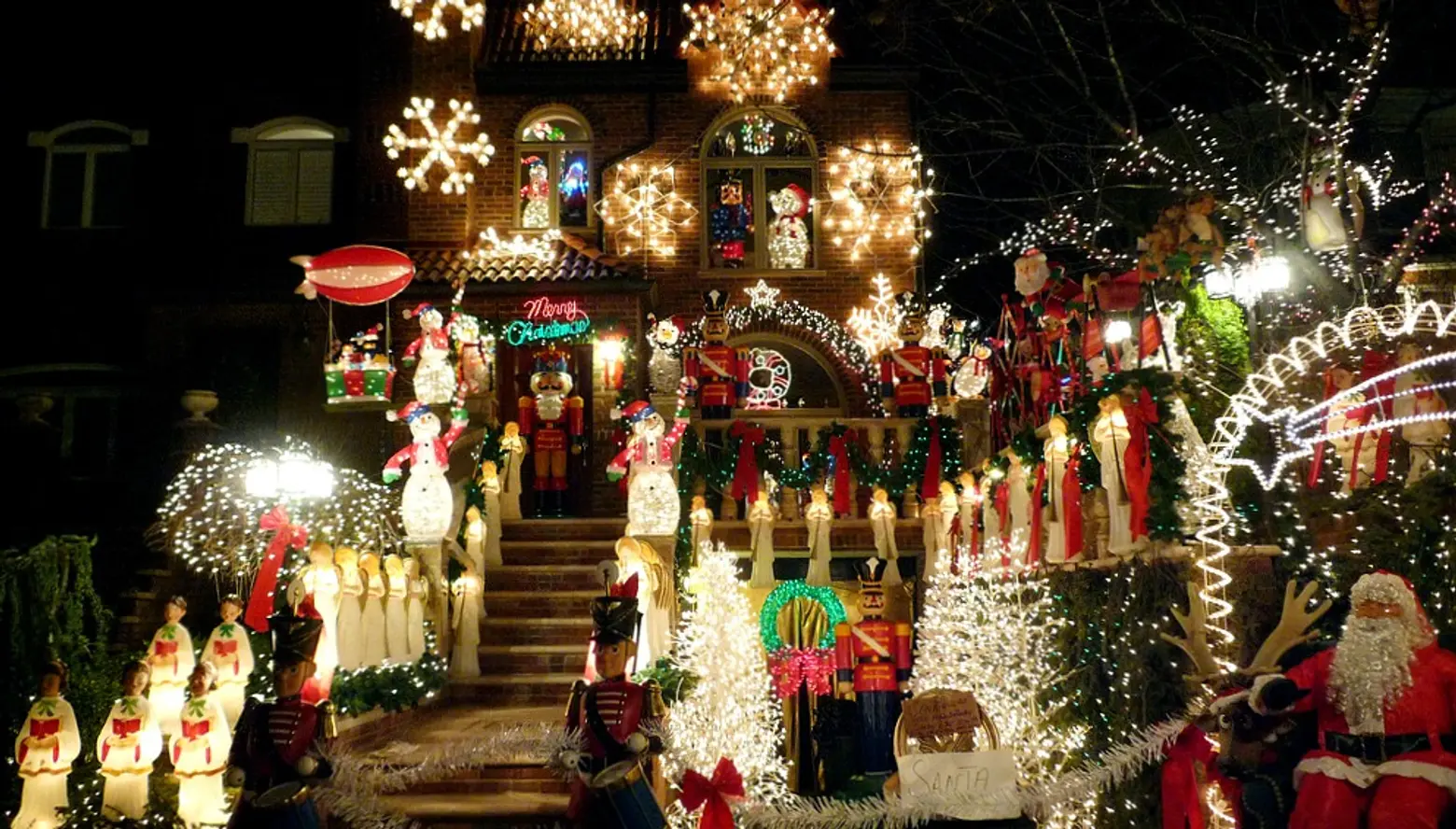 Dyker Heights Christmas lights, A Slice of Brooklyn Bus Tours