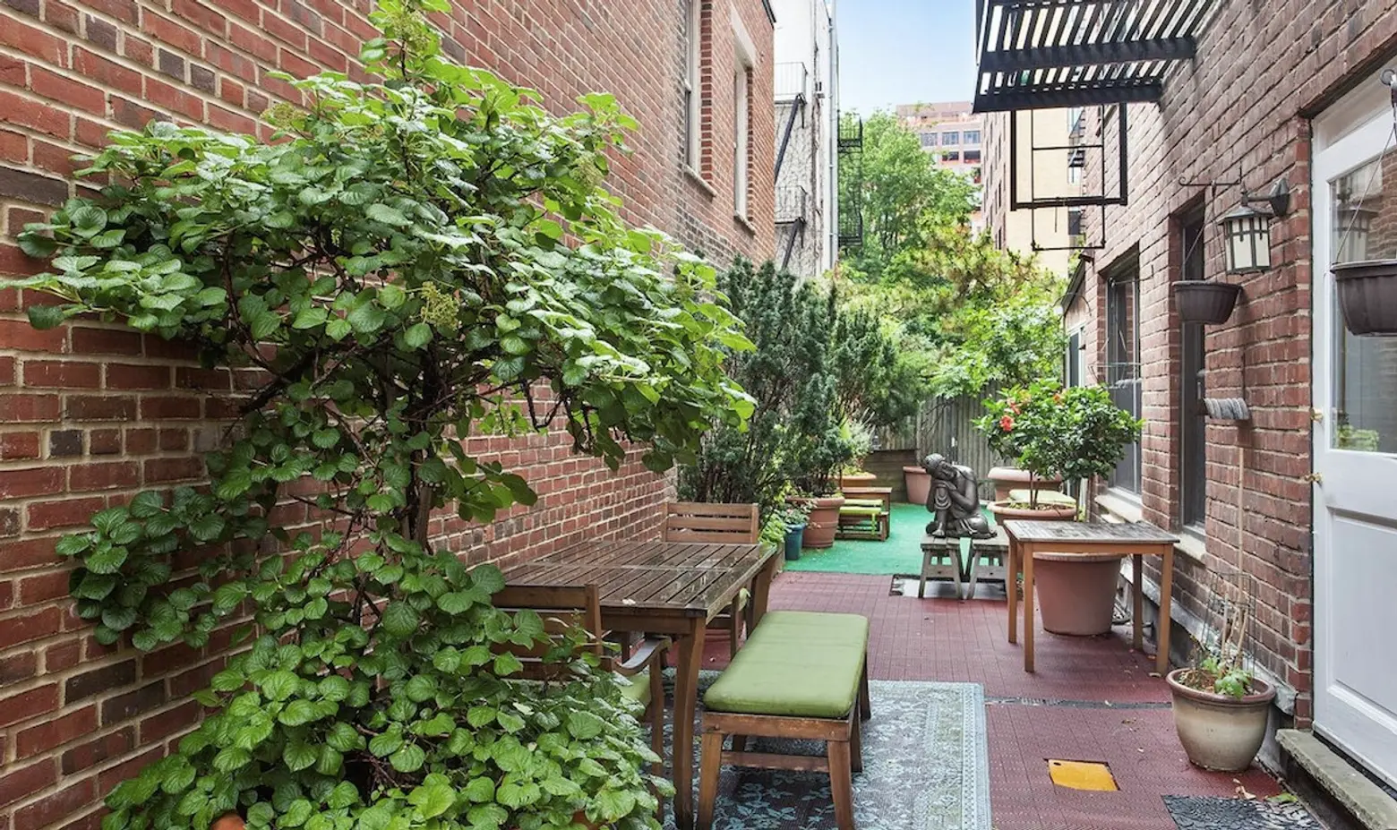 100 West 12th Street, The Mark Twain, outdoor space