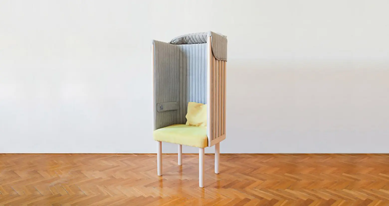 Offline Chair, Agata Nowak, smartphone addiction, furniture technology