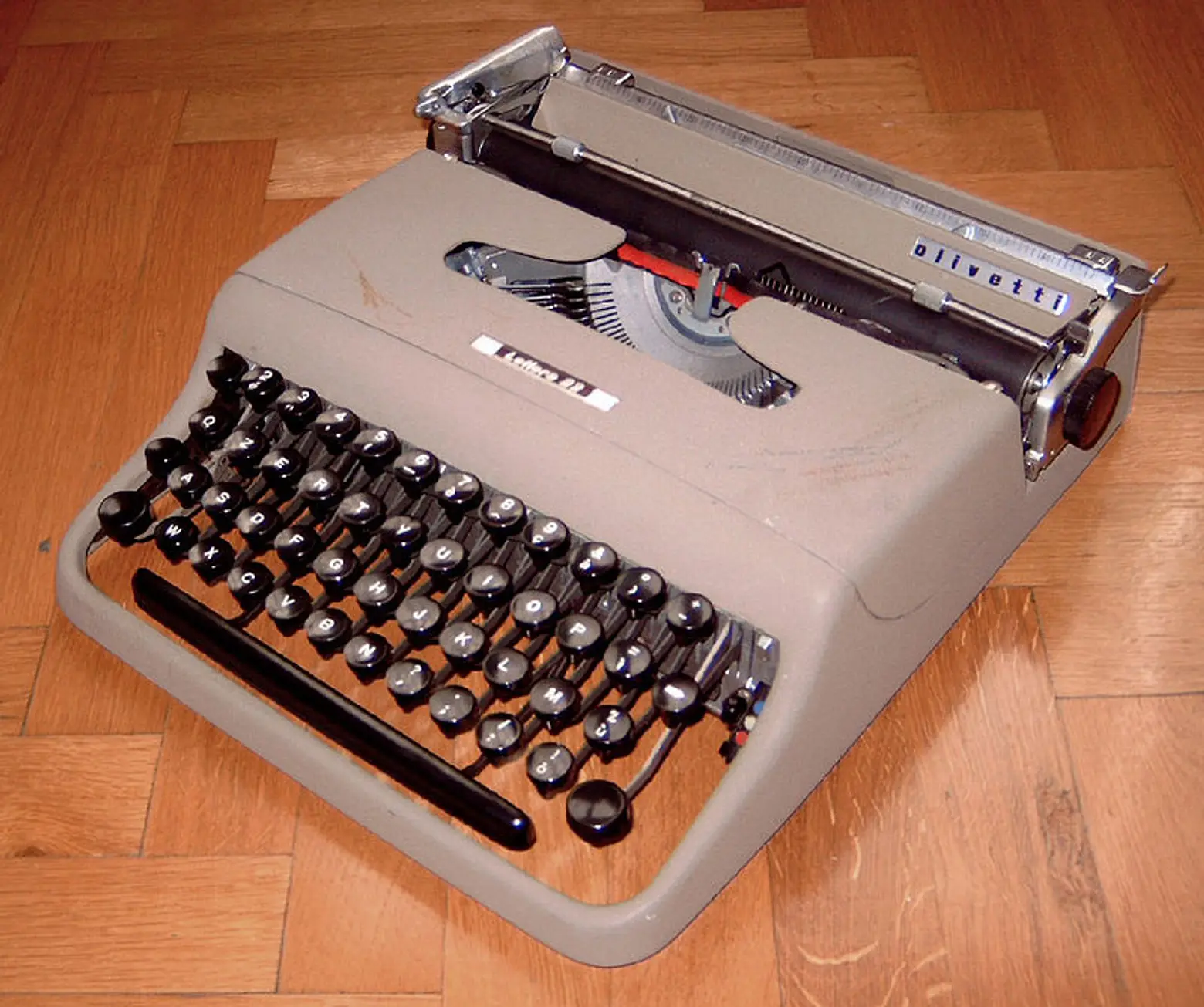 Lettera 22 typwriter