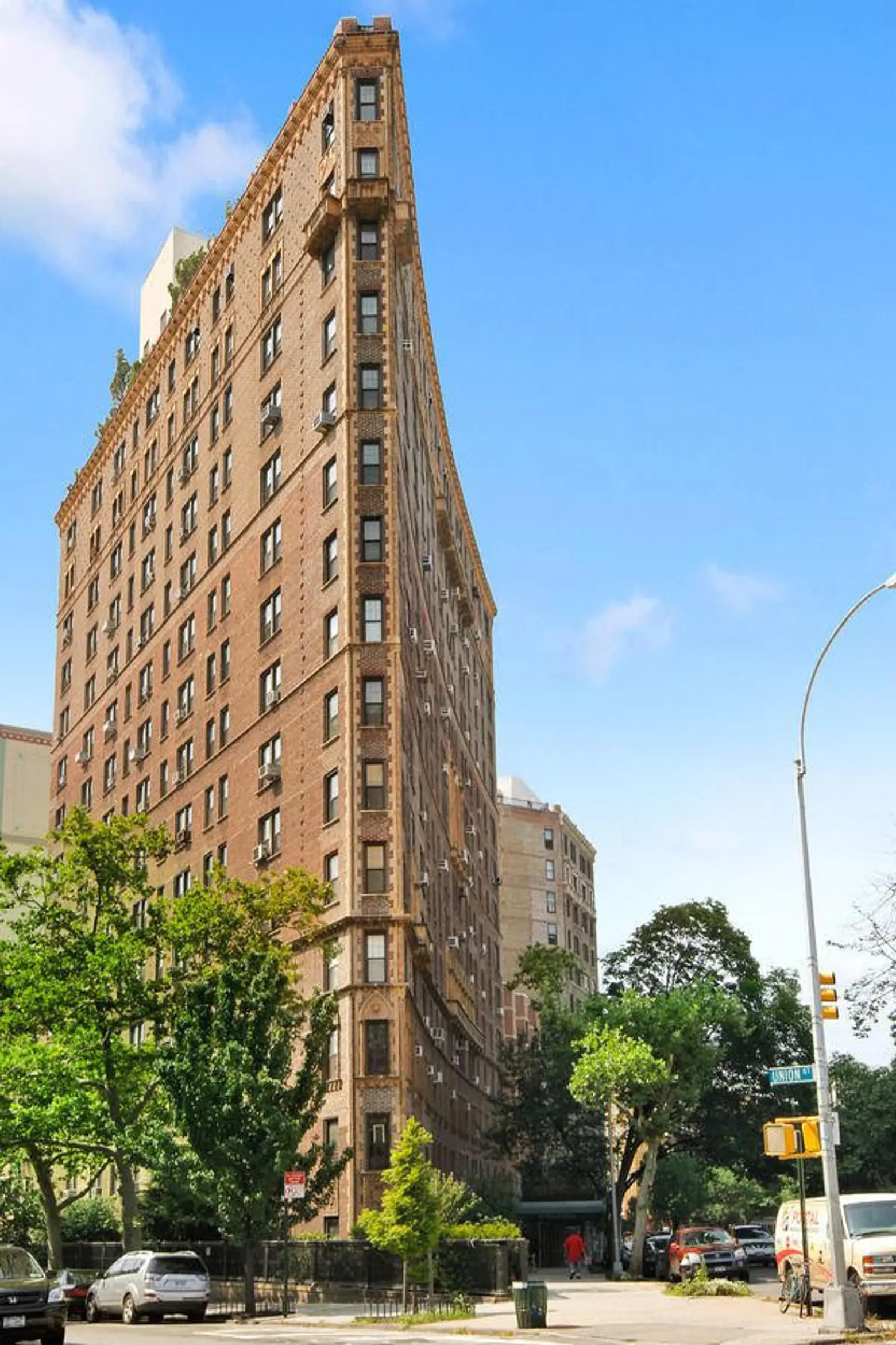47 Plaza Street West, Rosario Candela, Cool listing, classic seven, Brooklyn Real Estate, Brooklyn Coop for sale, cool listings, prewar, deco buidlings, residential architecture, grand army plaza, prospect park, Flatiron Buidling