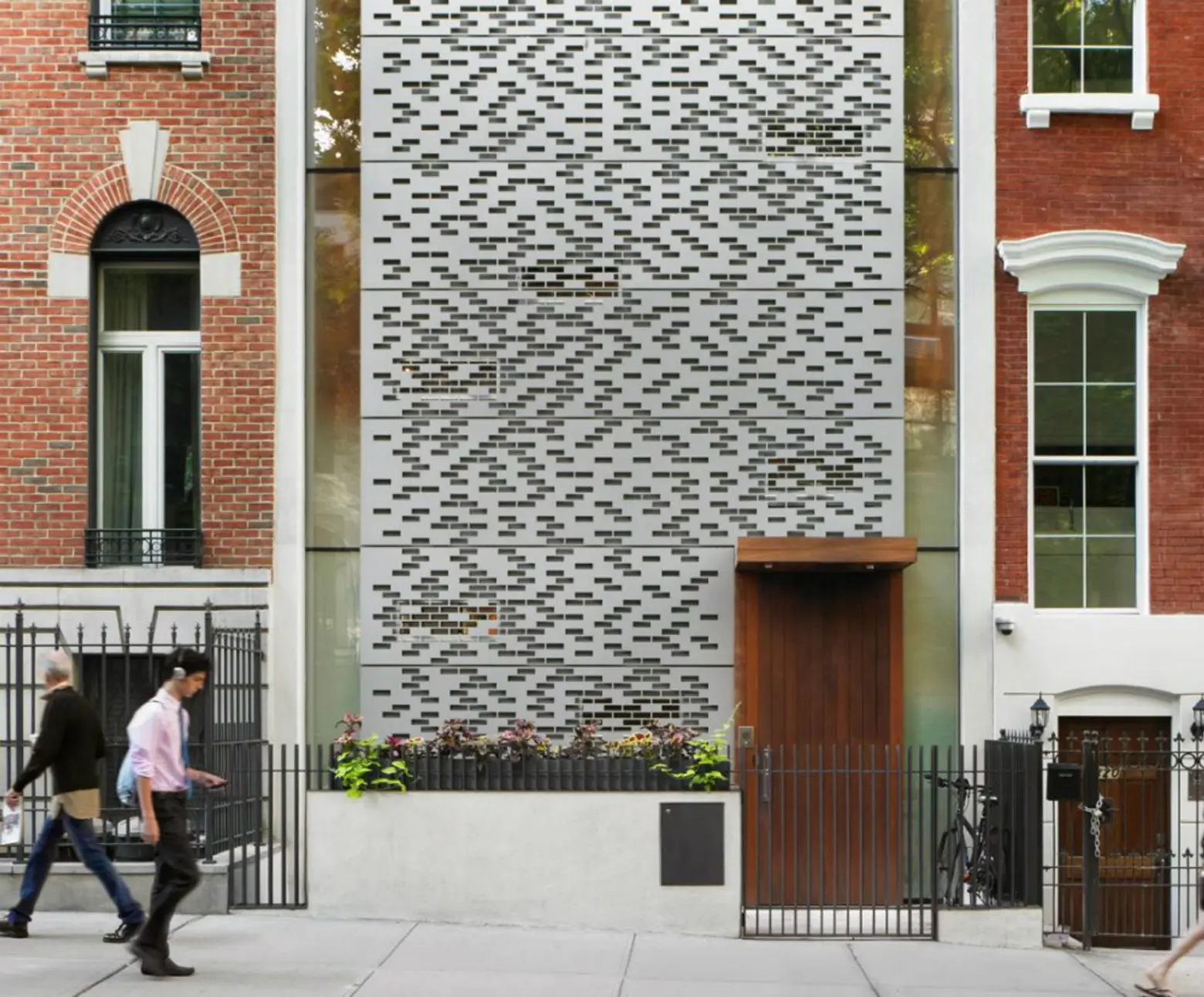 GLUCK+’s Showstopping Facade on This Midtown Townhouse Hides a Space-Efficient Home