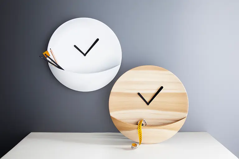 Kangaroo Clock by David Raffoul Doubles as a Storage Pouch