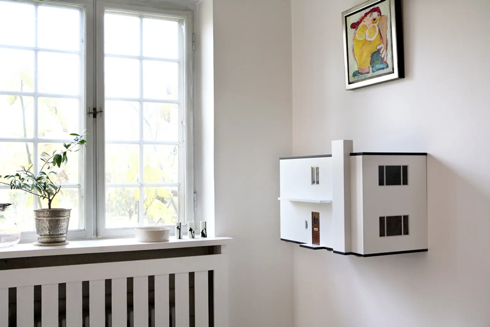 This Arne Jacobsen MiiBoxen Dollhouse is an 1:16 Replica of the Architect’s Home