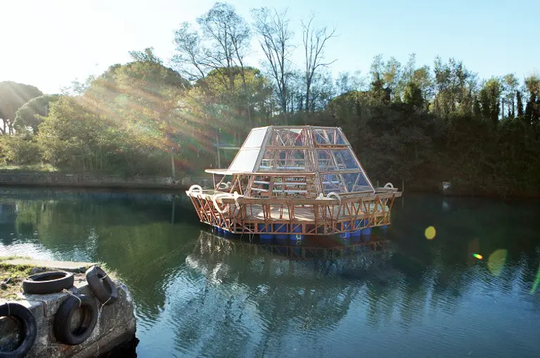 Jellyfish Barge Floating Greenhouse Purifies Polluted Water While Growing Edibles