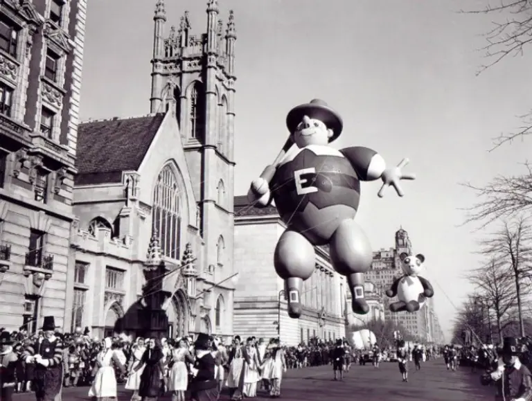 Daily Link Fix: Vintage Photos of the Macy’s Thanksgiving Day Parade; De Robertis Caffé Closing after 110 Years