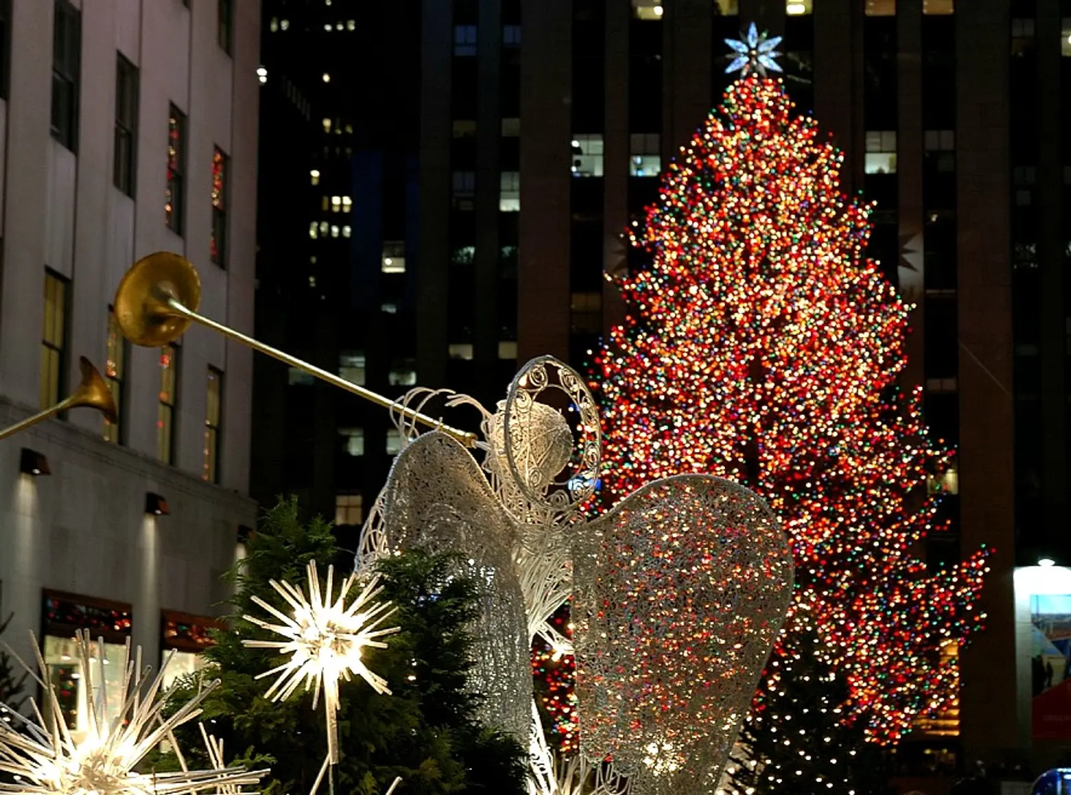 Daily Link Fix: Rockefeller Center Christmas Tree Makes Journey to NYC; Light-Up Loaves of Bread Run on Batteries, Aren’t Edible