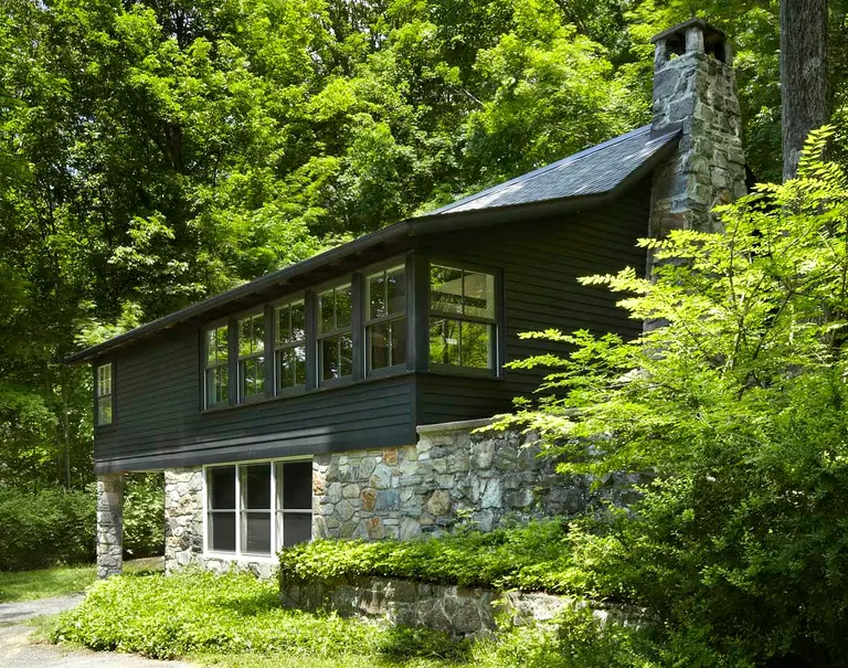 A 1960s Upstate Log Cabin Transformed into a One-Room Family Home