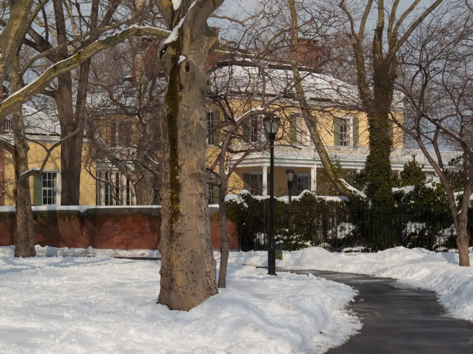 Mayor De Blasio Builds a “Privacy Fence” Around Gracie Mansion to Keep Curious Eyes Out