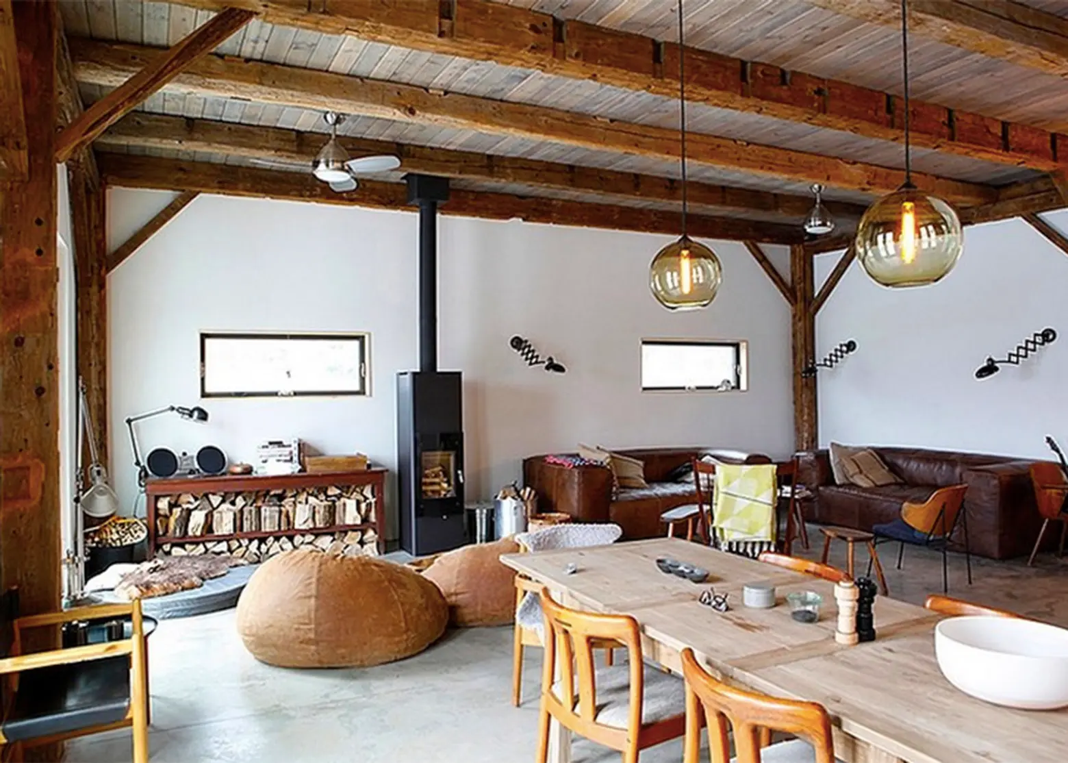 The Bovina Residence: A 19th-Century Wooden Barn Gets a 21st-Century Upgrade