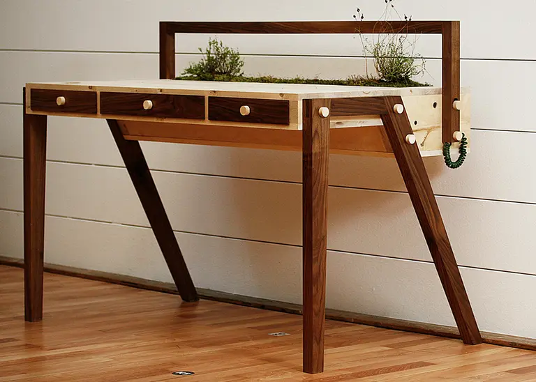 Love Hulten’s Senescent Desk Comes with an Enchanting Self-Sufficient Garden Built In