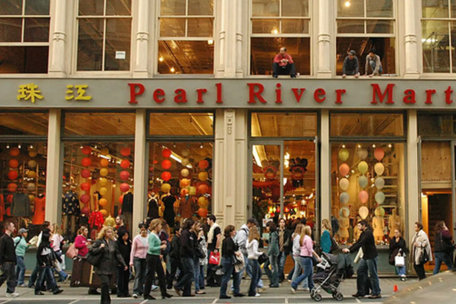 Pearl River Mart’s Closing Date; Greenpoint’s Gingerbread House