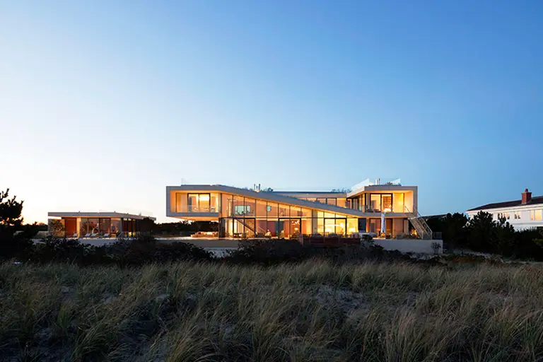 1100 Architect’s Long Island House Features Grassy Sand Dunes on Its Roof