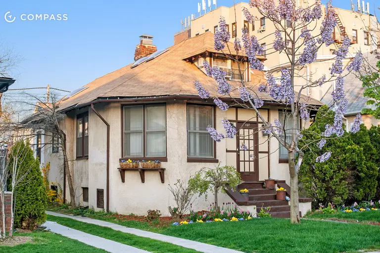 This Freestanding Home in Manhattan Beach Is Fit for a Hobbit