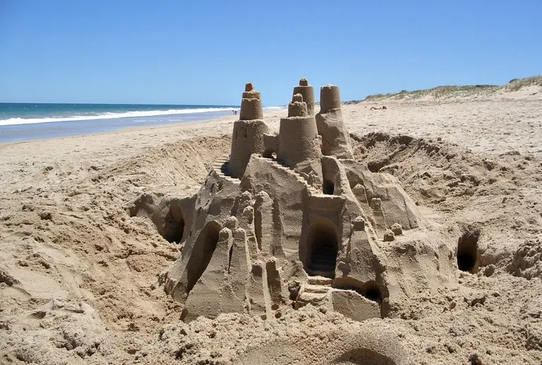 Renzo Piano on How to Build the Perfect Sandcastle; A Soho Coffee Shop Built in an Alleyway