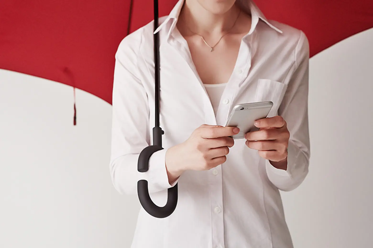 The Phone-brella Makes Texting and Walking on Rainy Days a Cinch