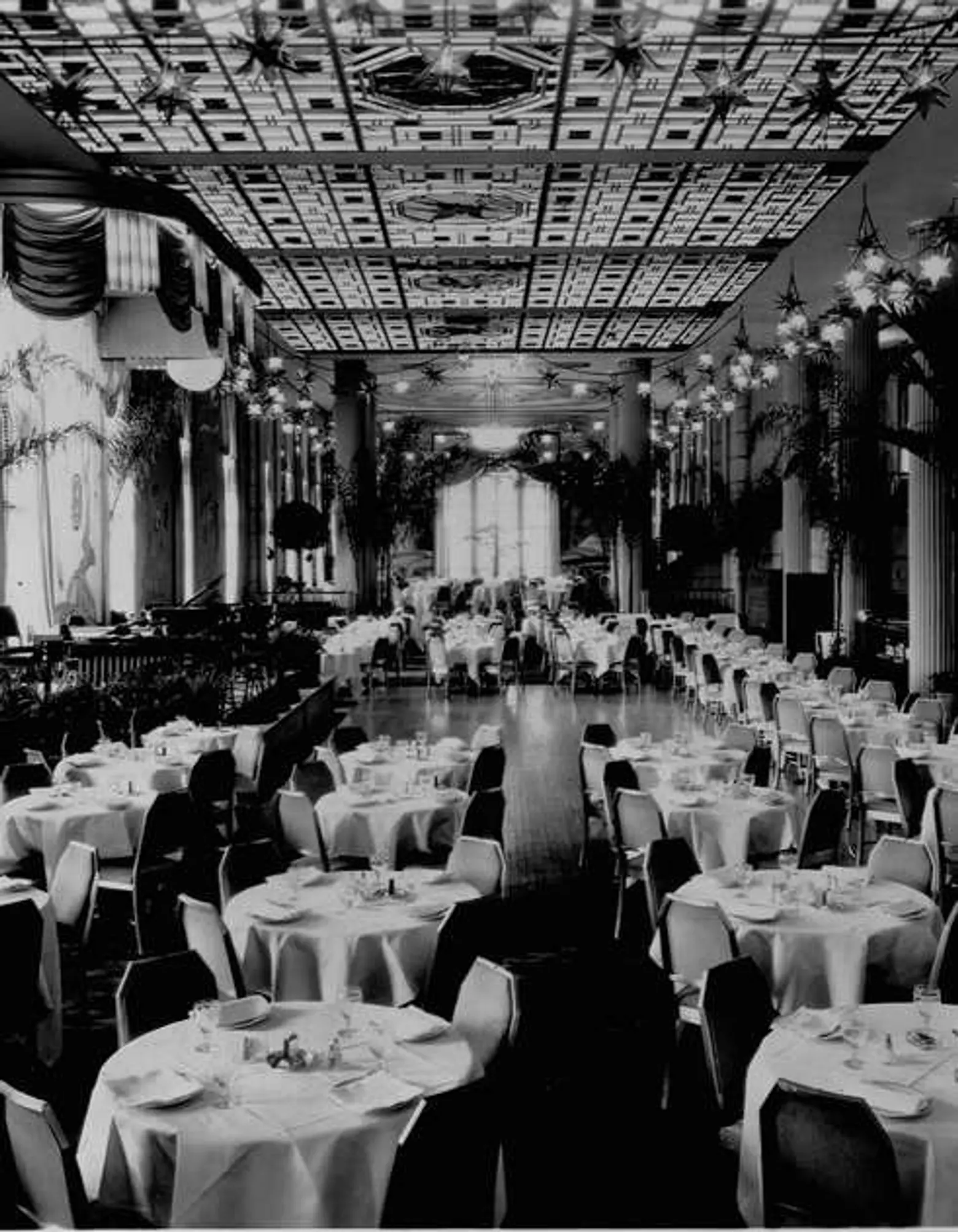 The Starlight Roof,, an ornately decorated ceiling, graces the dining room of the Waldorf-Astoria Hotel. January 4, 1935, New York City. (Photo by Library of Congress/Corbis/VCG via Getty Images)