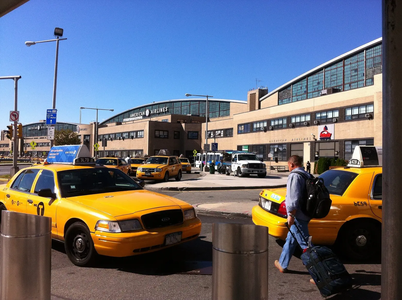 Port Authority may add $4 curbside taxi fee at airports