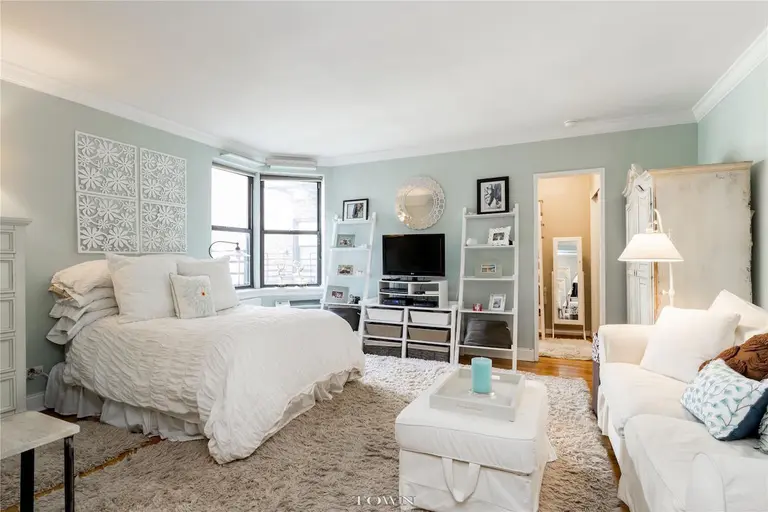 For $337K, this petite Upper East Side studio is perfect for girls’ night in