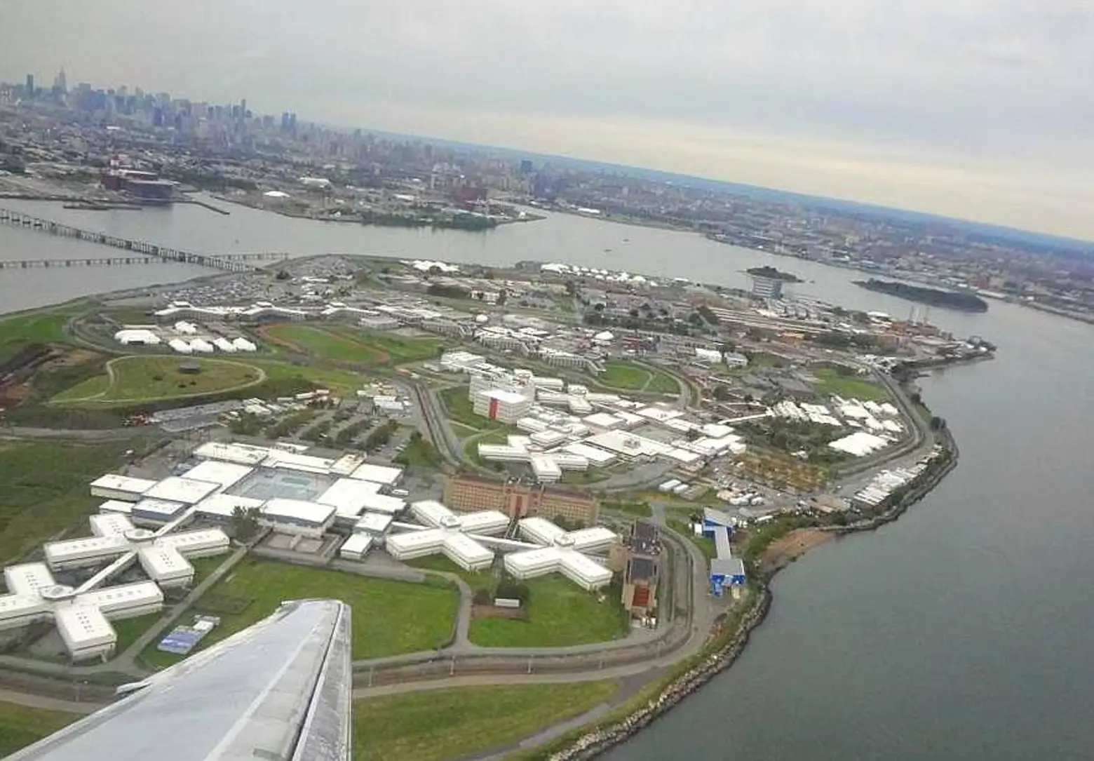 Mayor said to back Rikers closure after panel recommends new smaller jails across the city