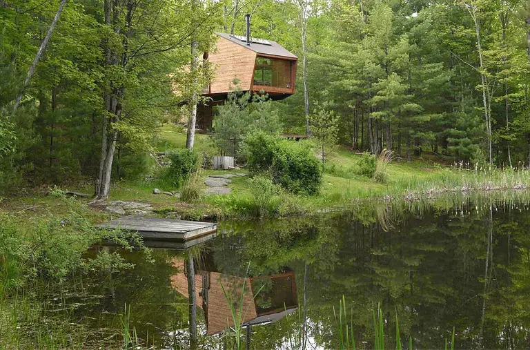 Modern Catskills treehouse uses angular geometry to connect with nature