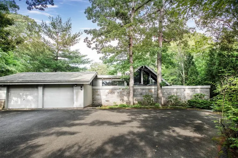Mid-century modern home built in 1966 with a Techbuilt core asks $979K in Connecticut