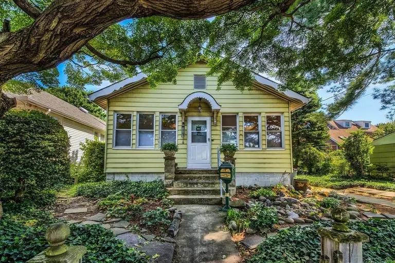 For less than $500K, live like you’re on vacation in this adorable City Island cottage