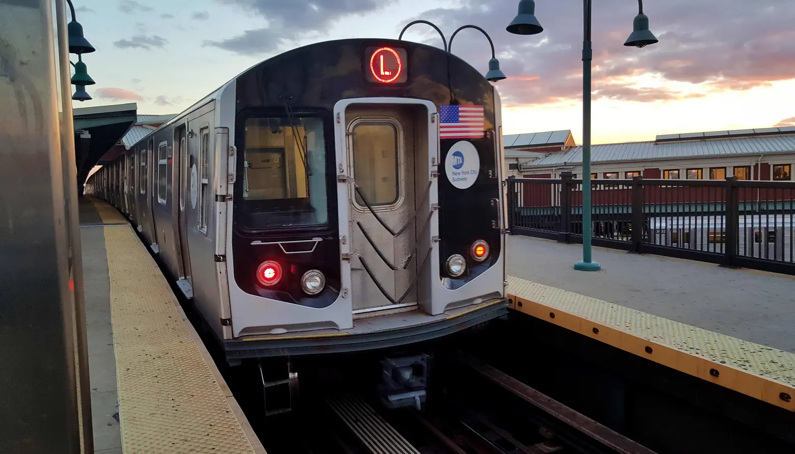 MTA will test floor-to-ceiling protective barrier on L-train platform