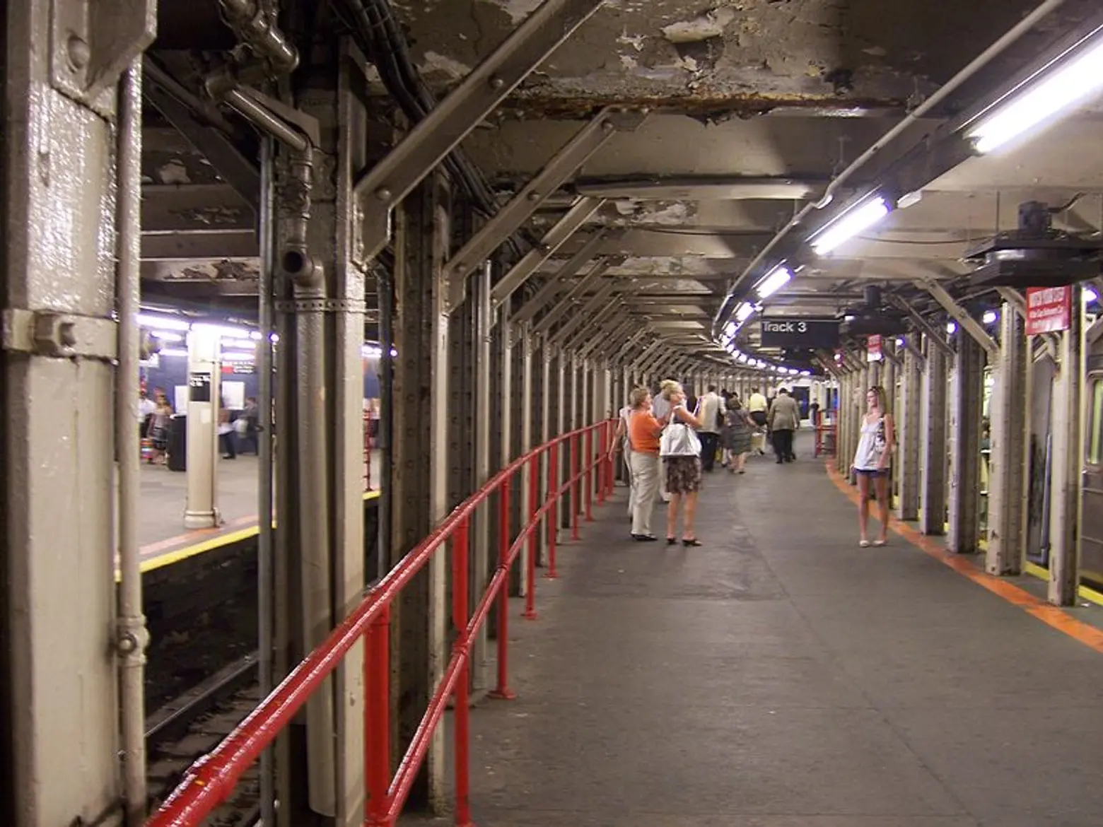 Why are the tracks of the Times Square-Grand Central shuttle curved?