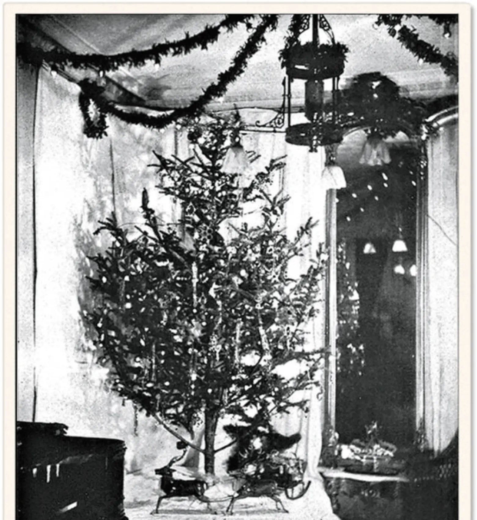 New York City was home to America’s first-ever electrically lit Christmas tree