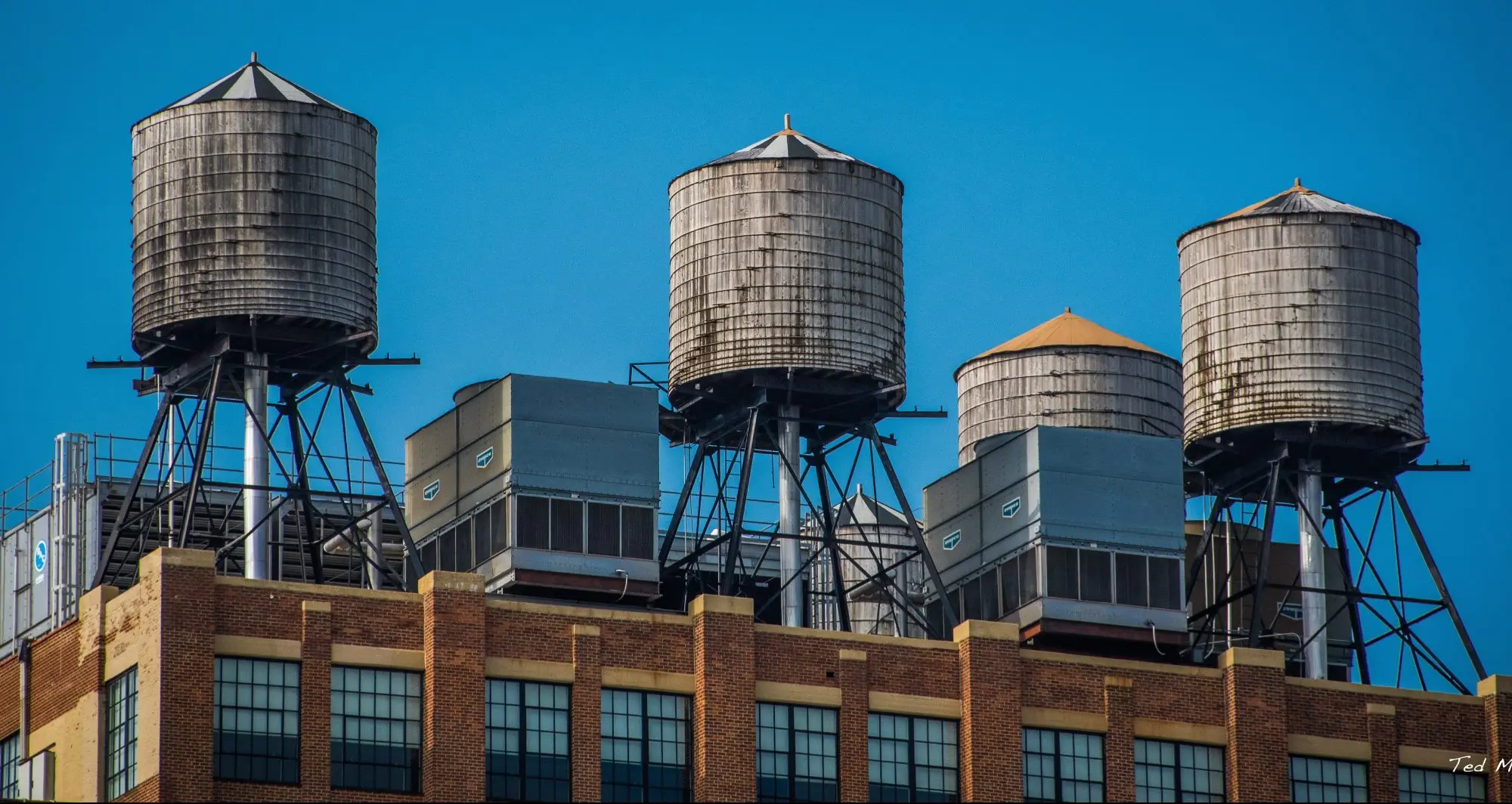 Water tower. Водонапорная башняньюйерк. Водонапорная башня Нью Йорк. США ферма водонапорная башня. Водонапорная башня США на крыше.