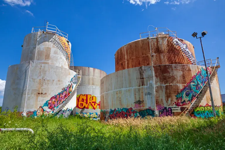 Demolition of debated vacant oil tanks in Williamsburg begins