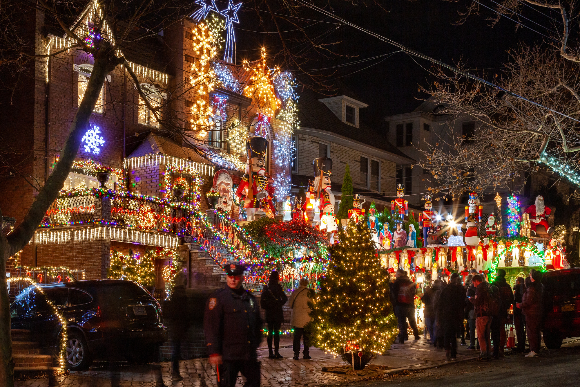 See This Year's Completely Outrageous Dyker Heights Christmas Lights ...