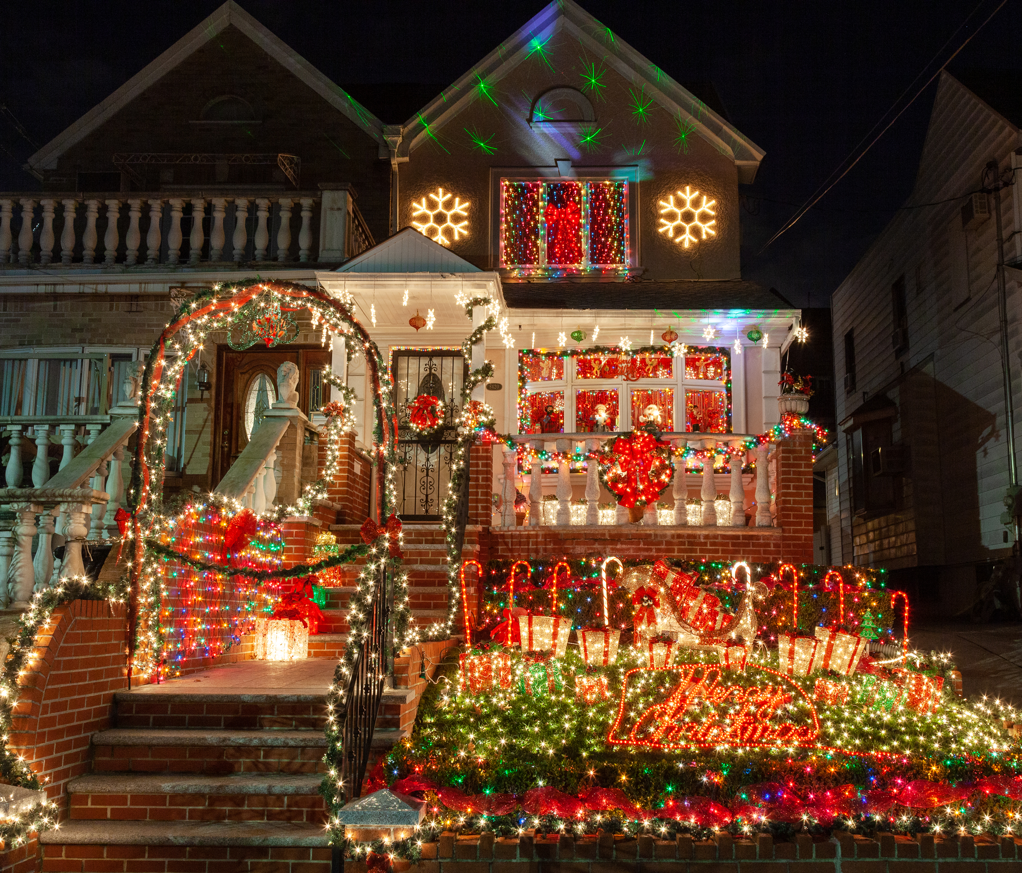 See This Year's Completely Outrageous Dyker Heights Christmas Lights ...