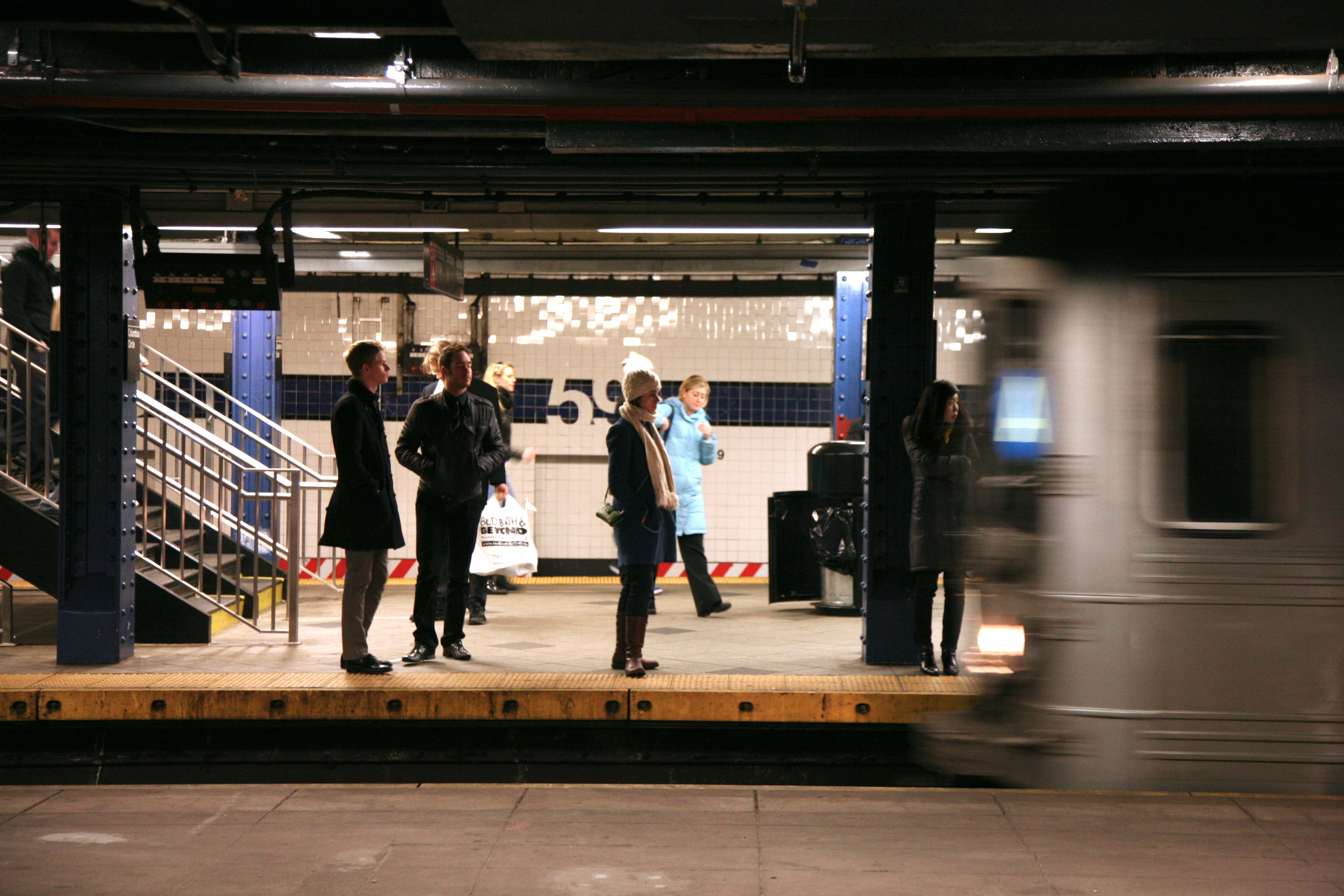 Скинь станцию. Метро Нью-Йорка 2023. 59-Я улица - Колумбус-Серкл (Нью-Йоркское метро). Метро в Нью-Йорке фото 2023 года. Грязное метро Нью-Йорка.
