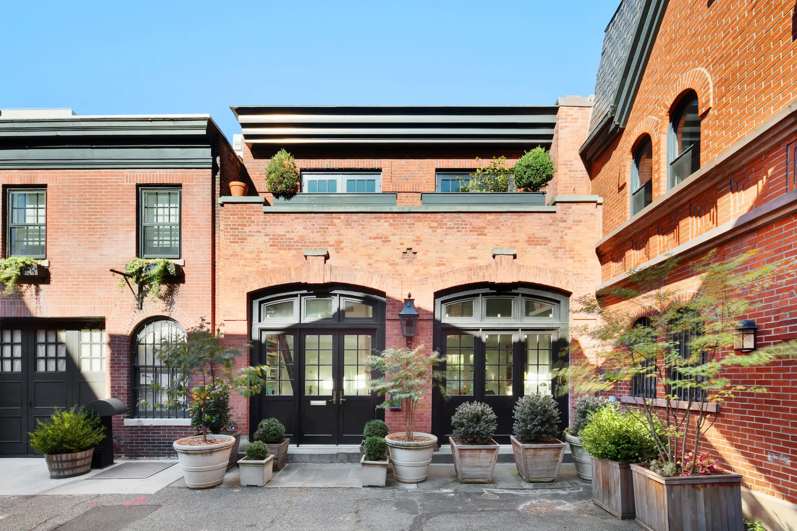 For $4M, a newly renovated Brooklyn Heights carriage house on a car-free cul-de-sac