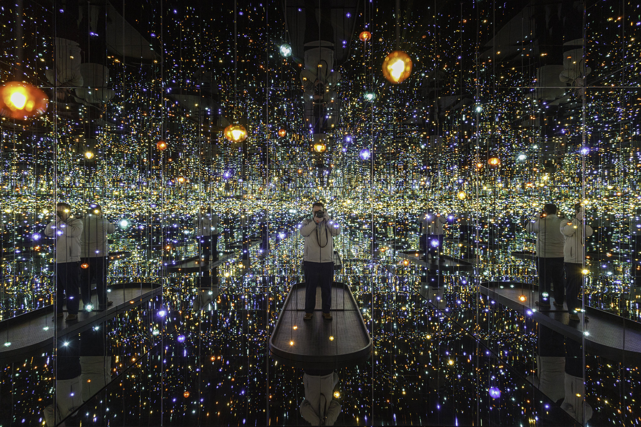 Take a Vertigo-Inducing Walk into the Infinite Inside Yayoi Kusama's  Infinity Rooms at David Zwirner in New York — Colossal