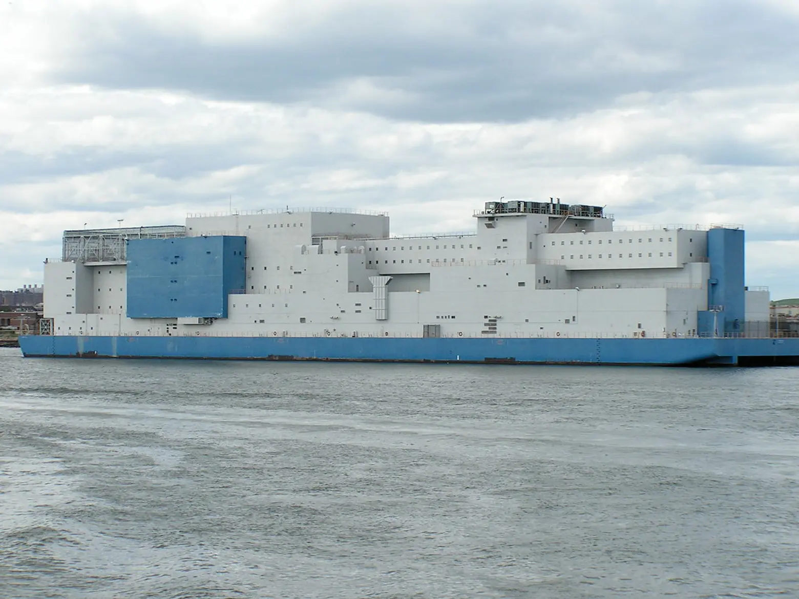 This Barge Floating in the East River Is Home to 800 Prisoners