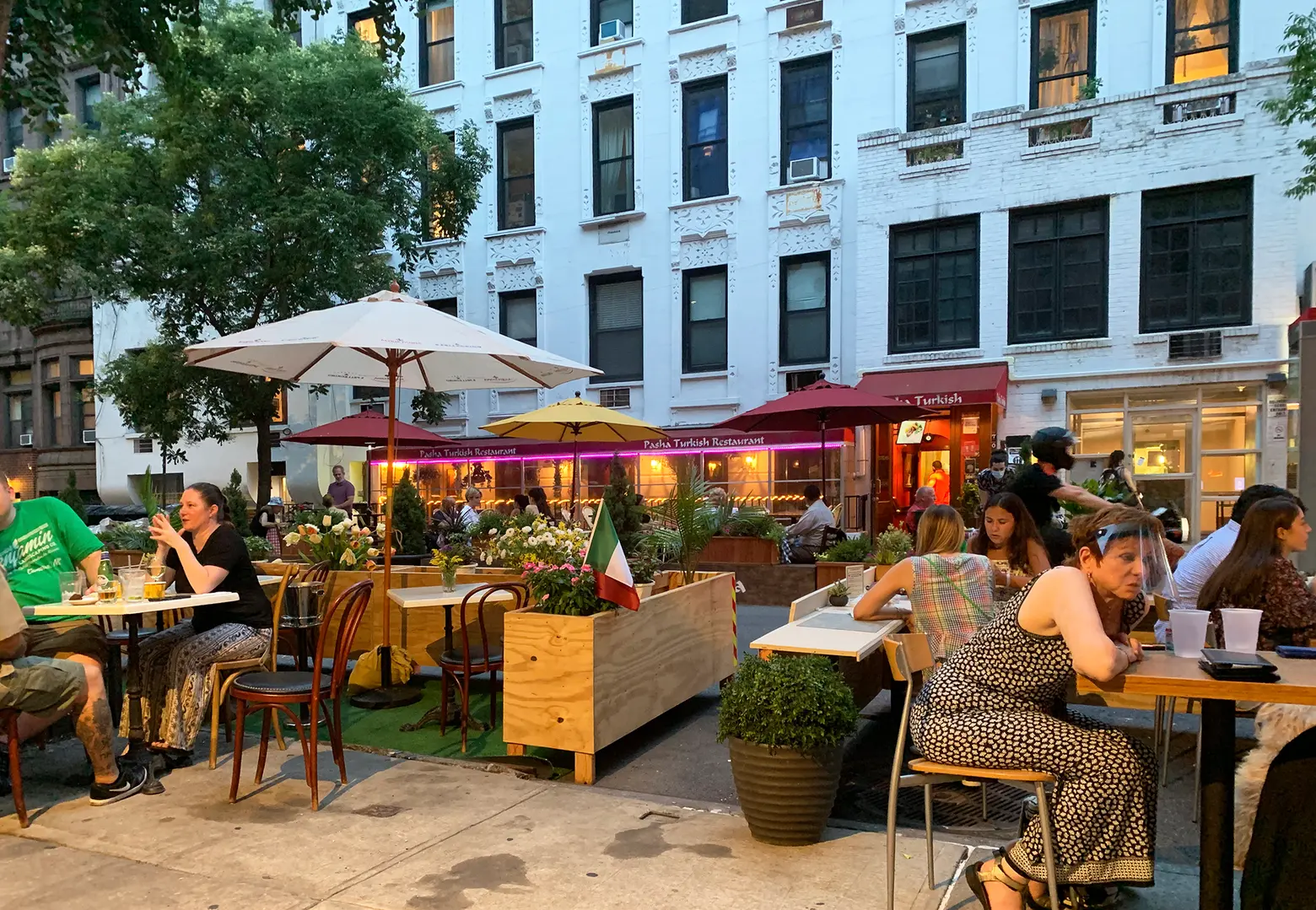 De Blasio says outdoor dining will return to NYC next summer