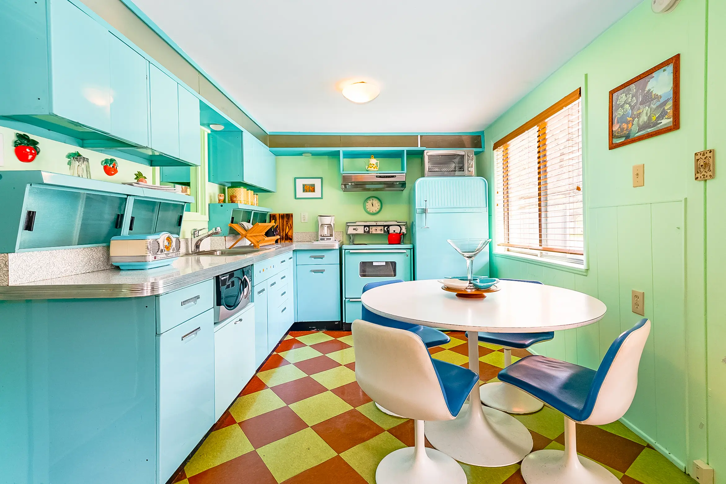 Kate Pierson of the B-52s lists her retro Catskills compound for $2.2M ...