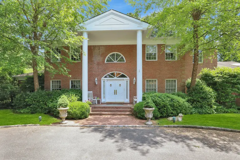 Long Island home from ‘Meet the Parents’ lists for $2.3M, indoor pool included