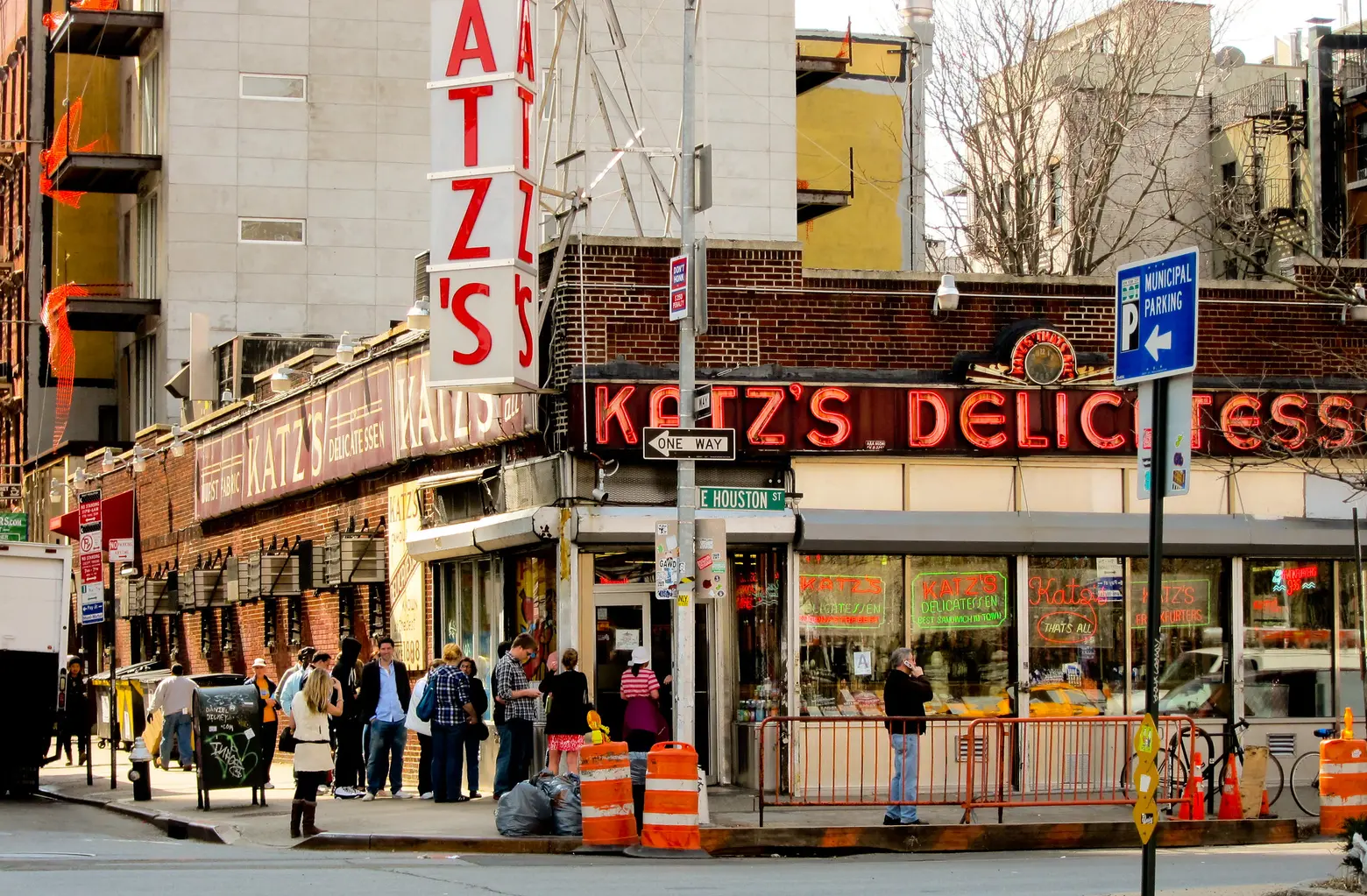 For $2,500, you can get married at Katz’s Deli (pastrami platter included)