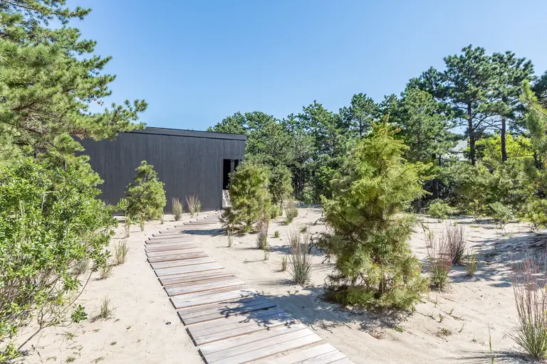 $5.75M Amagansett beach house is a modern all-season retreat