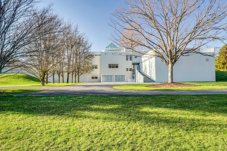 Bring your racquet and swimsuit to this $5M ’90s contemporary style NJ home by Gwathmey Siegel