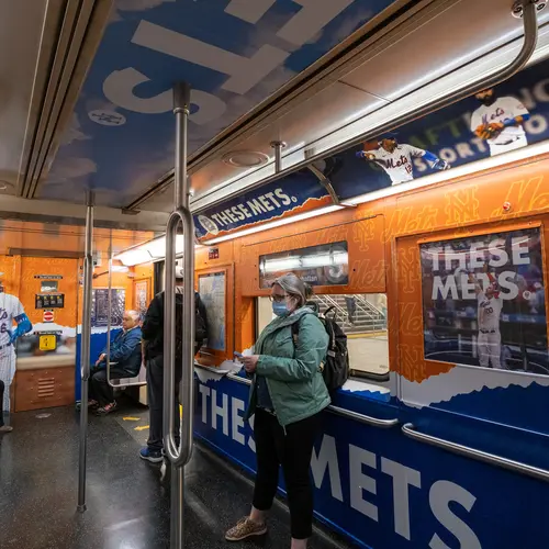 Derailed in playoffs, the Mets' ad still covers the 7 train