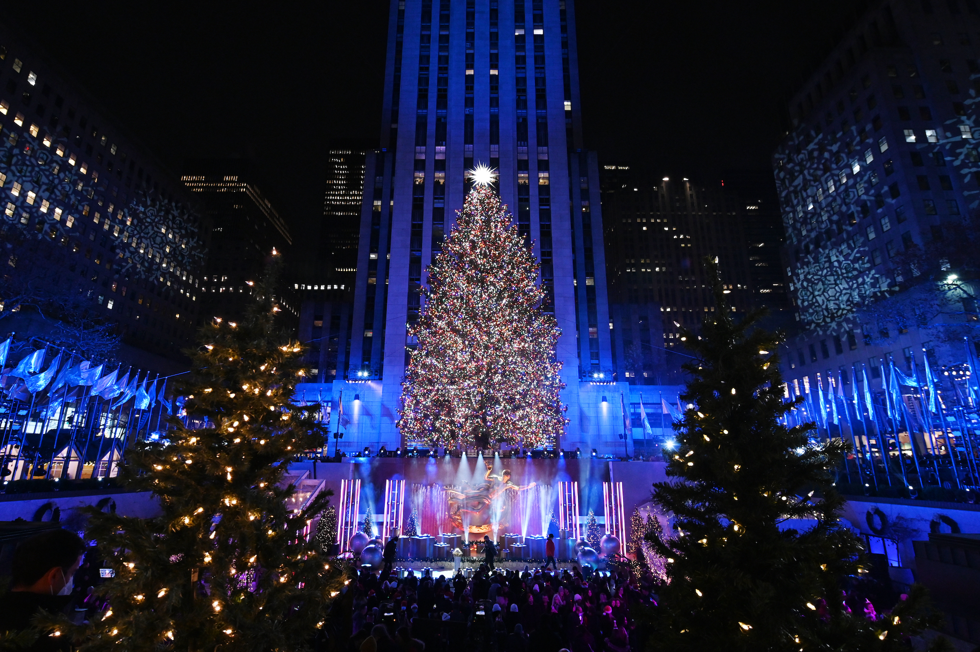 Rockefeller Center in NYC lights Christmas tree