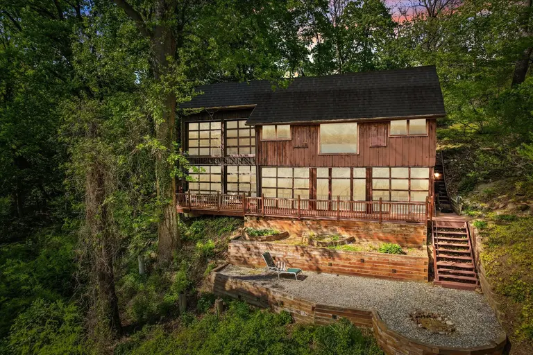 Artist Jasper Johns’ modern rustic former home and studio in the Hudson Valley lists for $600K