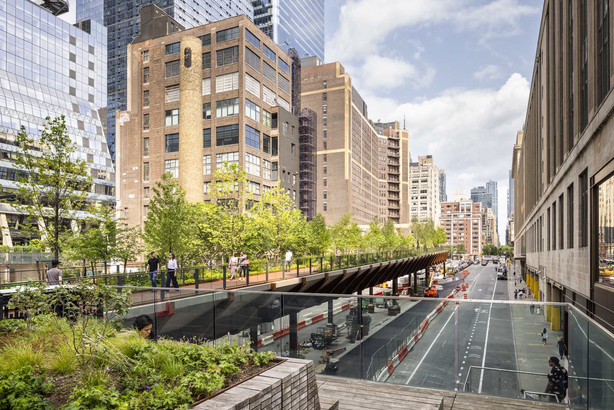 Elevated Pathway Connecting The High Line And Moynihan Train Hall Opens ...